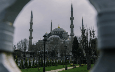 Muss ich den Adhan und die iqāma machen, wenn ich alleine zu Hause ein Pflichtgebet verrichte?