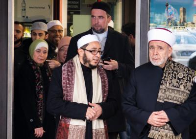 (rechts) Der Mufti von Damaskus Schaikh Abd al-Fattah al-Bizm, Scheikh Ahmed Saad Al-Azhari, Ustadh Mahmud und Ustadha Mariem zusammen in Berlin